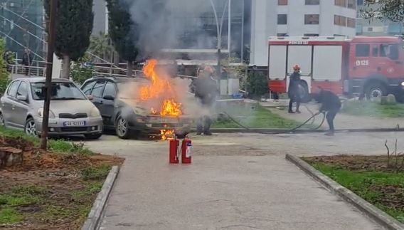 DETAJET E PARA/ Përfshihet nga flakët e zjarrit makina në Fier