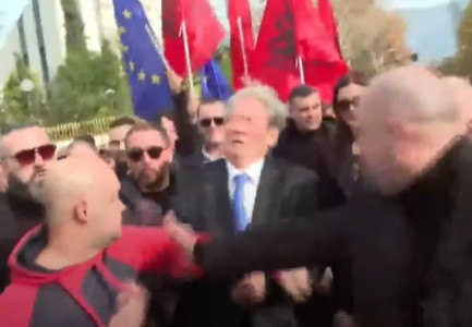 E FUNDIT/ Goditet Berisha në protestë, protestuesit dhunojnë autorin