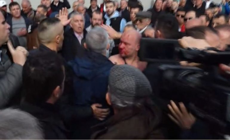 GODITI ME GRUSHT BERISHËN/ Shoqërohet nga policia autori (VIDEO)
