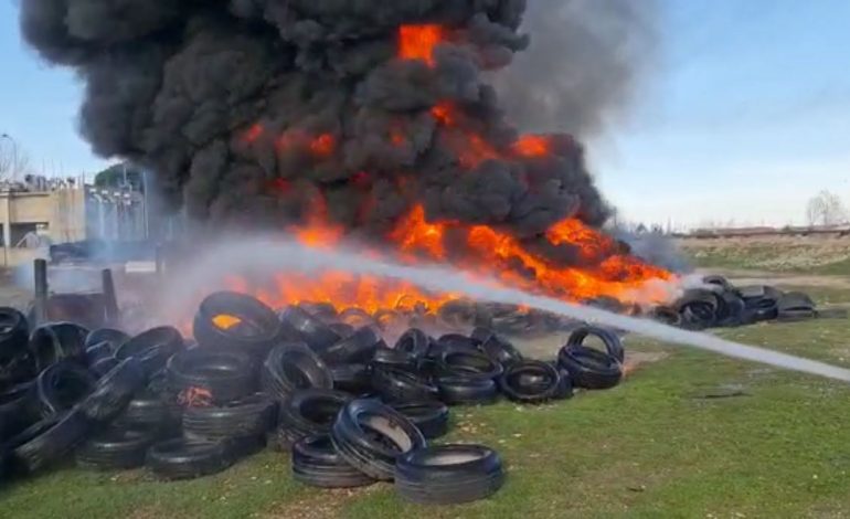 ÇFARË PO NDODH? Tymi i zi ‘pushton’ Vlorën, digjen qindra goma të përdorura (VIDEO)