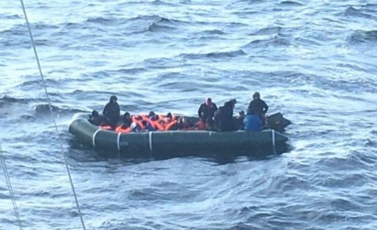FUNDOSET VARKA NË KANALIN ANGLEZ/ Dyshohet për emigrantë të vdekur, nis operacion i madh kërkim-shpëtimi
