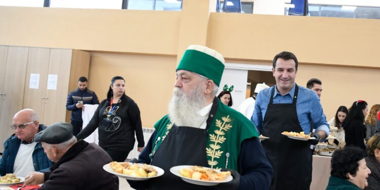 FESTAT E FUNDVITIT/ Veliaj dhe Baba Mondi shërbejnë drekën në Kombinat: Mirënjohës për solidaritetin me njerëzit në nevojë