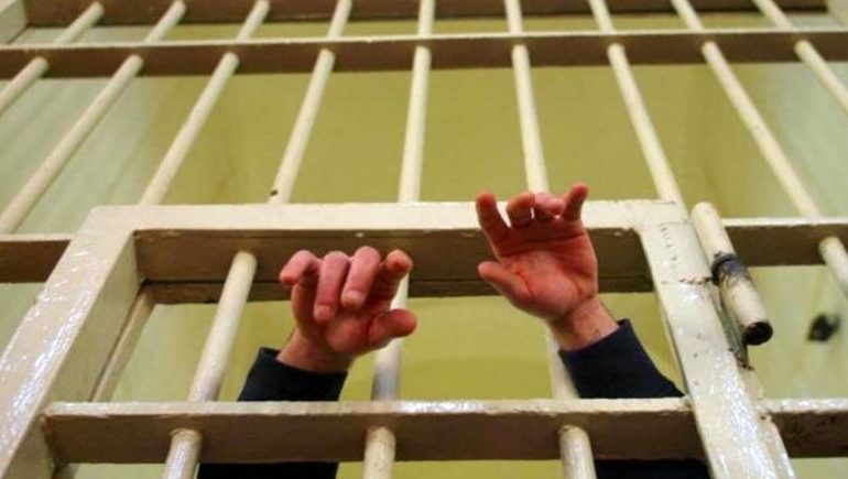 TENSIONE NË BURGUN E PIZËS/ Të dënuarit i vënë flakën, shqiptarët përleshën me të burgosur nga Magrebi