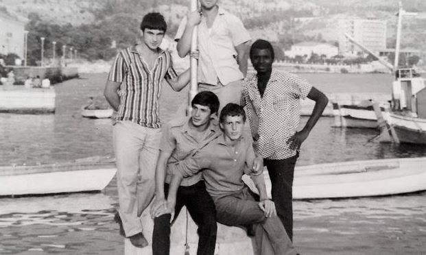 DOSSIER/ Dëshmia e rrallë e afrikanit që erdhi në ’67 dhe jeton ende në Shqipëri: Nga Lezha, kujtoj mësuese Antonetën, shokët…