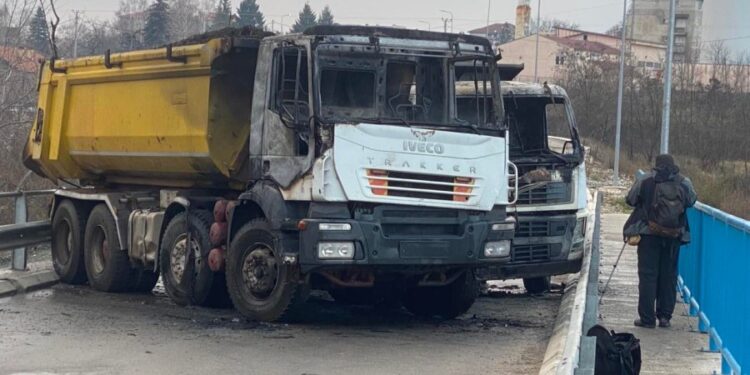 VIJOJNË TENSIONET NË KOSOVË/ Digjen dy kamionë të vendosur si barrikadë në urën e Zveçanit