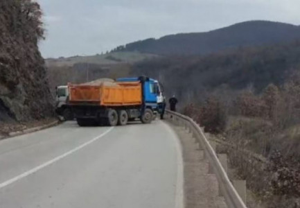 “PO VËSHTIRËSOHET JETA E QYTETARËVE”/ Barrikadë e re në veri të Kosovës, Sindikata: Janë bllokuar efektivët e policisë kufitare