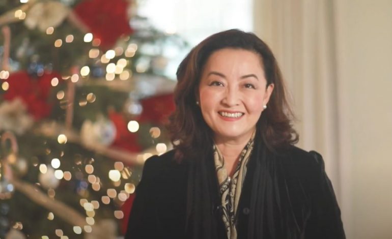 “GËZUAR”/ Ambasadorja Kim uron shqiptarët për Vitin e Ri: Ishte një vit i jashtëzakonshëm me plot ngjarje
