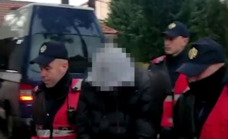 ARRESTOHET I RIU NË KORÇË/ Kishte përshtatur karrocerinë e automjetit për transportimin e 27 emigrantëve