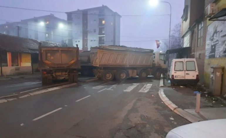 TENSIONET NË VERI/ Analistët dhe deputetët serbë: Barrikadat e Vuçiç-it nuk po mbrojnë interesat e serbëve por të…