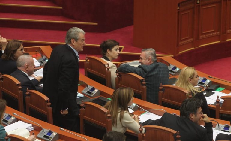 FESTAT E FUNDVITIT “BASHKOJNË” PD/ Bëhen bashkë në një tryezë Berisha, Bardhi, Tabaku, por ja kush mungon