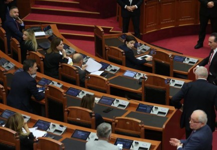 TENSIONET/ Luan Baçi debat me Alibeajn për përjashtimin nga grupi parlamentar i PD: Ti mua më vjen anash…