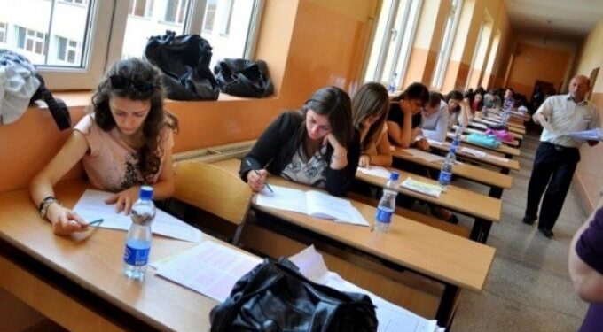 ZBULOHEN RISITË NË MATURËN SHTETËRORE TË KËTIJ VITI? Ja ndryshimi me vitet e kaluara
