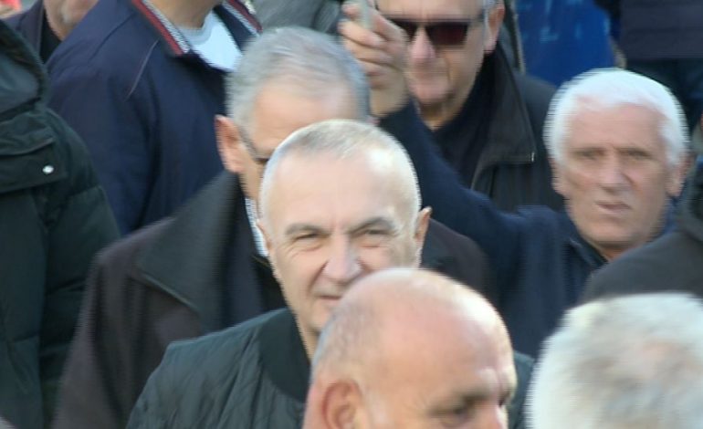 PROTESTA E OPOZITËS/ Përfundon takimi Berisha-Meta, liderët marshojnë së bashku drejt…