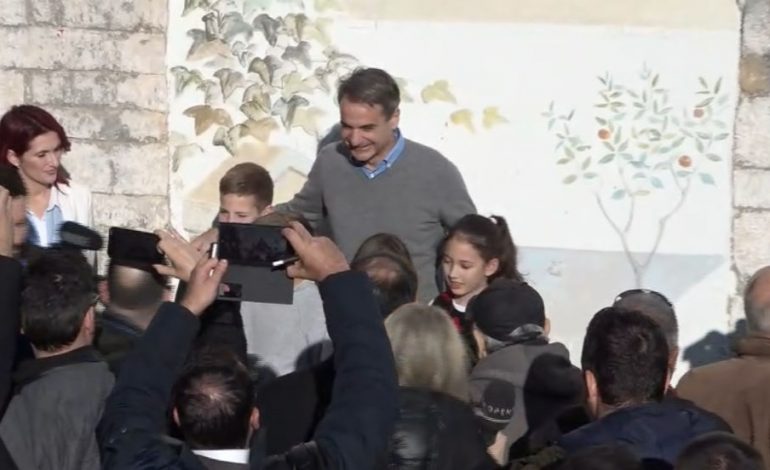 MITSOTAKIS MBËRRIN ME HELIKOPTER NË HIMARË/ Nga takimet me banorët, te vizita në shkollë, axhenda