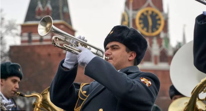 “ARTISTË PROFESIONISTË”/ Rusia do të dërgojë muzikantë në frontin e luftës për të rritur moralin e ushtarëve