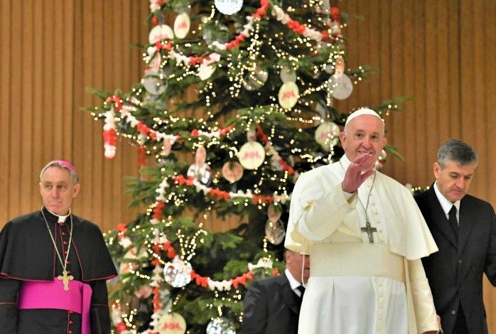 NGA LUFTA NË UKRAINË TE PANDEMIA/ Papa Françesku jep mesazhin për Krishtlindje