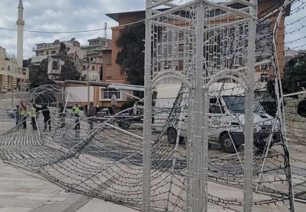 PAMJET/ Erërat e forta gjatë orëve të natës në Durrës rrëzojnë dekorin festiv në qendër të qytetit
