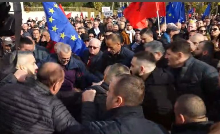 VIDEOLAJM/ Ja momenti kur Berisha qëllohet me grusht nga një person