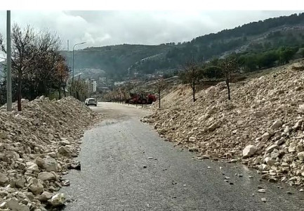 DEL PËRROI I ÇULLËS NË GJIROKASTËR/ Zhavorri mbulon rrugën që të çon në qytet. Probleme dhe në Tepelenë, bllokohet aksi që të çon në fshatrat e Kurveleshit