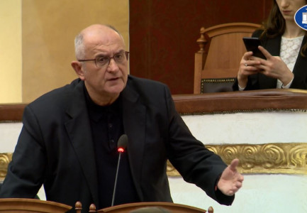 “LIGJET E MAZHORANCËS SHQYRTOHEN ME SHPEJTËSI…”/ Nis me debate seanca parlamentare, Vasili kërkesë Nikollës: Hiqni nga rendi i ditës…