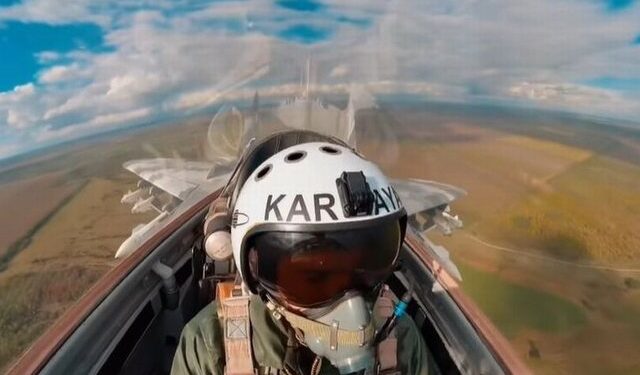 PAMJE TË RENDA/ I gjakosur, por i buzëqeshur: Piloti hero i Ukrainës ndan foton e veçantë nga luftimet me rusët