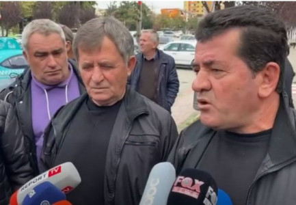 PROTESTË PËR DRITA/ Banorët e Levanit dalin në rrugë për mungesën prej 10-vitesh të energjisë elektrike: Do bllokojmë…