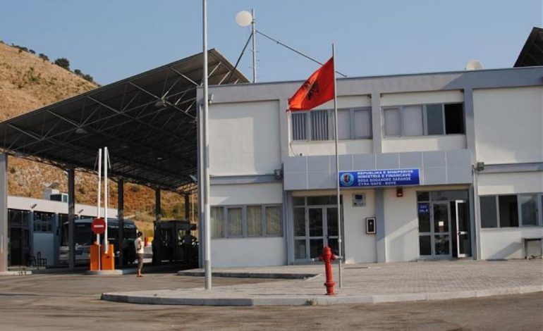 PA PATENTË DHE NËN MOSHË/ Kapet 16-vjeçari nga Saranda, trafikonte emigrantë ilegalë