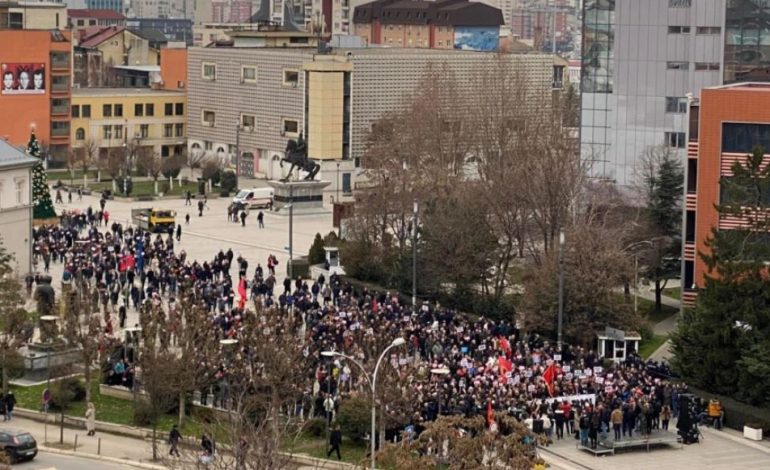 “JO NË EMRIN TIM”/ Protestë në Kosovë kundër Gjykatës Speciale pas dënimit të ish-komandantit të UÇK-së