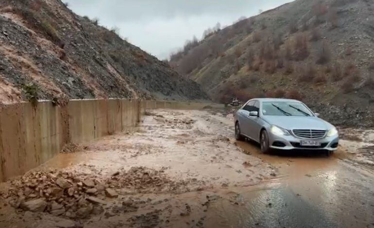 RRËSHQITJE DHEU NË MURRIZ/ Bllokohet rruga e Arbrit, drejtuesit e mjeteve prej disa orësh në pritje