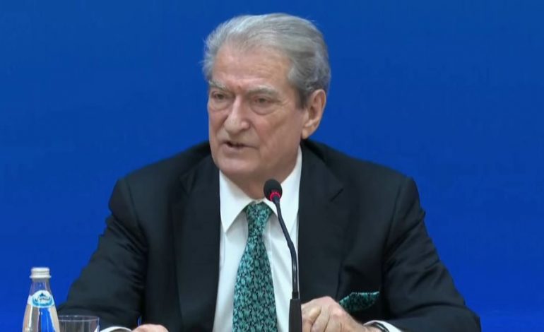 TENSIONET NË VERI TË KOSOVËS/ Berisha: BE-SHBA të dënojnë skenarin e destabilizimit të orkestruar nga Vuçiç