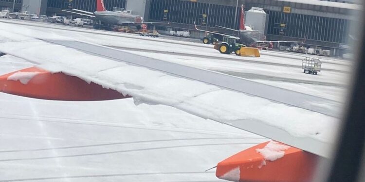 MOTI DHE RESHJET E DENDURA TË BORËS/ Mbyllen dy pista të aeroportit, anulohen dhjetra fluturime