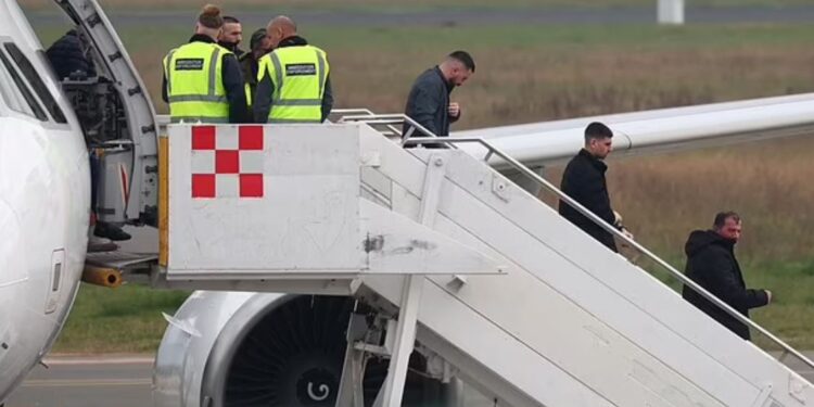 DETAJET/ Britania e Madhe kthen në shtëpi mbi 40 emigrantë shqiptarë, 32 prej tyre janë…
