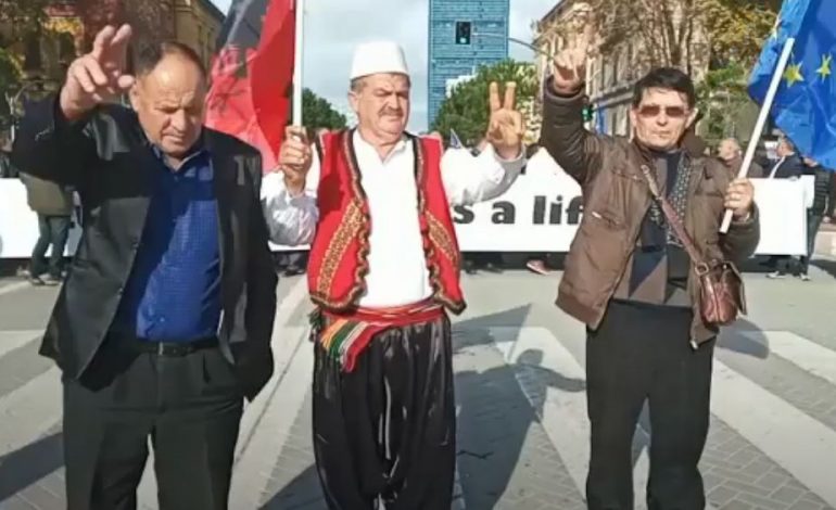 “KRIMINEL, HAJDUT”/ Protestuesit marshojnë drejt Kryeministrisë, thirrje kundër Ramës