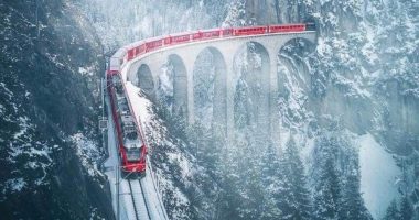 PAMJET/ Treni i kuq i Krishtlindjeve, udhëtimi magjik nëpër 55 tunele dhe 196 ura në malet me dëborë