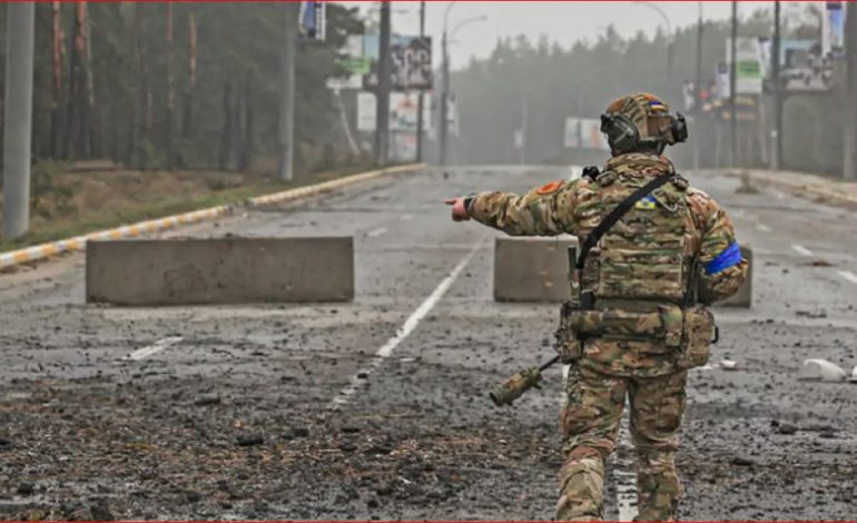 LUFTA/ Bien sirenat e sulmit ajror në të gjitha rajonet e Ukrainës, shpërthime në Odesa