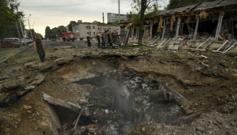 LUFTA/ Ushtria ruse bombardon Ukrainën qendrore gjatë natës, një i plagosur, banesa dhe ndërtesa të shkatërruara