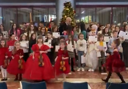 “KAM TRE VJET QË S’KAM SHKOLLË…”/ Nxënësja nga Berati “i prish” foton Ramës! Ja si reagon kryeministri (VIDEO)