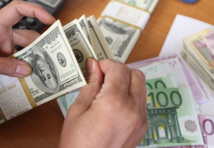 KËMBIMI VALUTOR 21 DHJETOR/ Me sa blihen dhe shiten dollari dhe euro, çfarë ndodh me monedhat e tjera