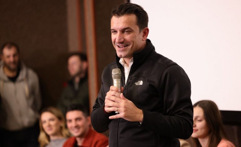 TAKIM ME TË RINJTË NË NJËSINË 11/ Veliaj: Kaçarrumat e PD premtojnë terrene sportive, fushën në Laprakë e dhanë për pallat