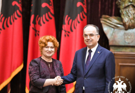 ANËTARJA MË E RE E GJYKATËS KUSHTETUESE/ Marjana Selimi betohet para presidentit Begaj: Do i qëndroj besnike…