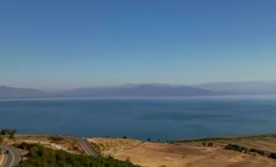 VOA: Ndotja minerare rrezikon statusin e UNESCO-s për liqenin e Ohrit