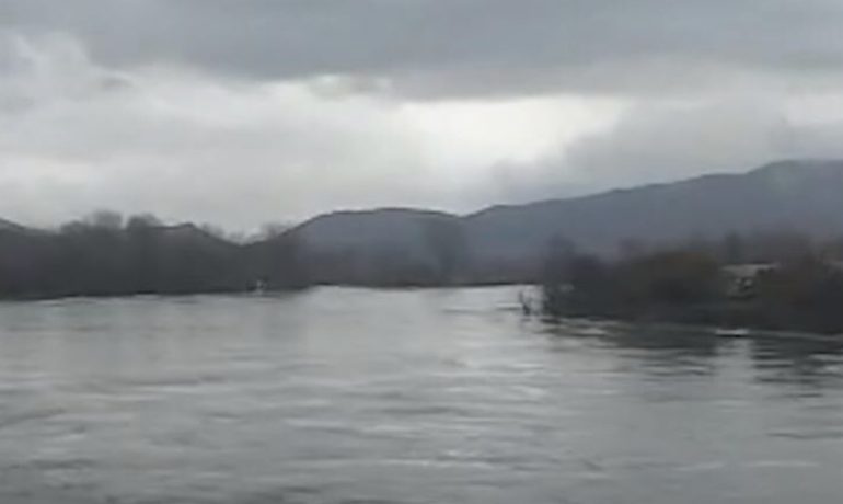 1220 HEKTARË TOKË TË PËRMBYTURA NË SHKODËR/ Rruga e Obotit mbetet e pakalueshme