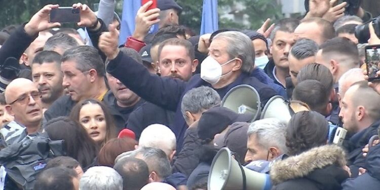 NJË VIT NGA BETEJA PËR SELINË E PD/ Patozi: Historia më e palavdishme e pluralizimit politik