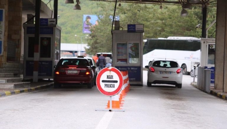 KALUAN FESTAT E FUNDVITIT NË ATDHE/ Fluks emigrantësh në dalje në Kapshticë dhe Qafë-Thanë