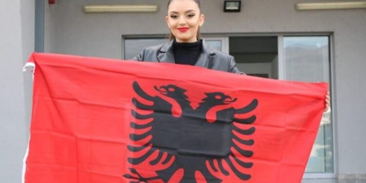 STUDENTJA SHQIPTARE MERR INICIATIVËN E VYER/ Synon të hapë bibliotekën e parë në gjuhën shqipe në qytetin e Manastirit