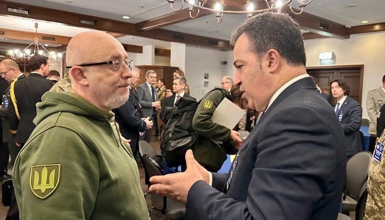 LUFTA/ Ministri i Mbrojtjes në takimin e 8-të të Grupit të Kontaktit në Gjermani: Paketë tjetër donacionesh për Ukrainën