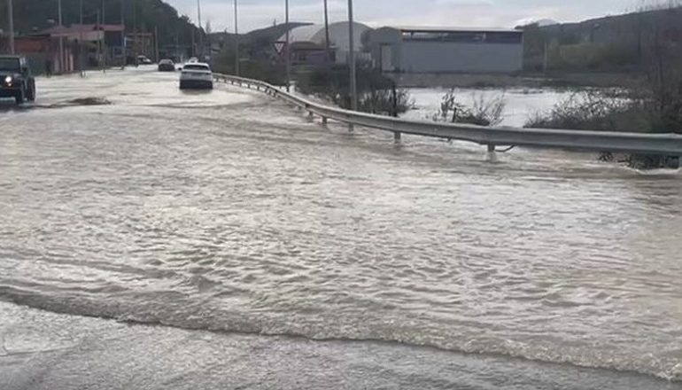 PËRMIRËSOHET SITUATA NË SHKODËR/ Nuk ka banesa nën ujë! 1020 hektarë tokë e përmbytur, rruga e Obotit…