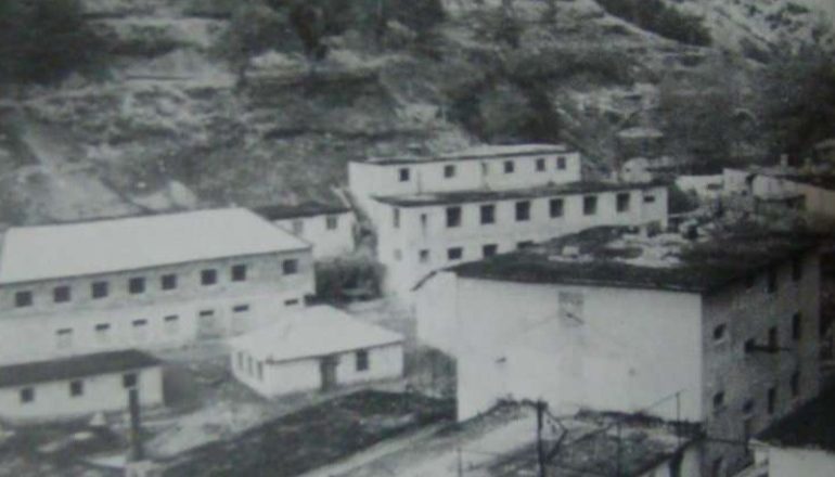 DOSSIER/ Dëshmia tronditëse për dy të burgosurit që vdiqën në Qafë Bari: Ishte një skenë e llahtarshme, vagoni me trupin e llmiut të ndarë dysh…