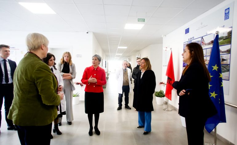 PROGRAMI “EU4Schools”/ Anëtarja e Parlamentit Evropian Isabel Santos viziton shkollën 9-vjeçare “Bërxullë”, Vorë