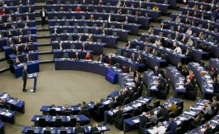 DETAJET/ Parlamenti Evropian kërkon liberalizimin e vizave për Kosovën dhe pezullimin e negociatave me Serbinë